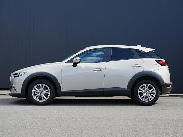 伸びやかなボンネットから始まり、緩やかな曲面のボディパネルと、鋭いエッジの効いたディテールによって、メリハリのある美しいプロポーションとなっています。