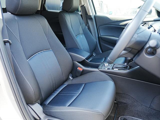 フロントシートは心地よいフィット感と程よいホールド性能を両立させ、今までになく快適にドライブを楽しんでいただける、マツダ自慢のシートです！