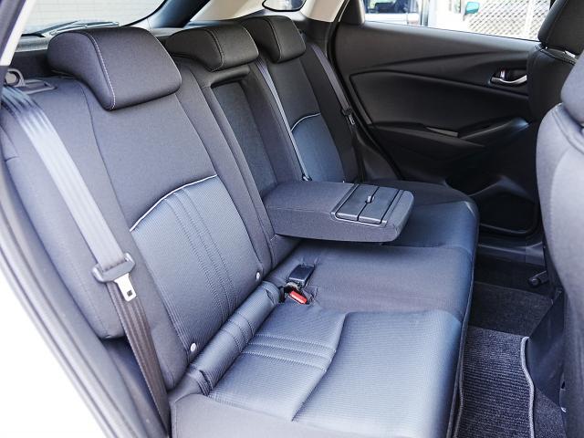 後部座席も広々スペースです。大きな座面でリクライニング無しでもゆったりロングドライブをお楽しみいただけます。