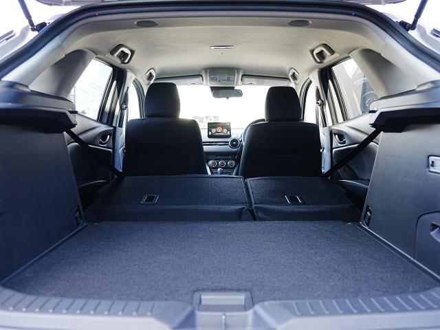 大型のスーツケースや、一般的なベビーカーが積み込める実用的な広さを備えたラゲッジルームです。