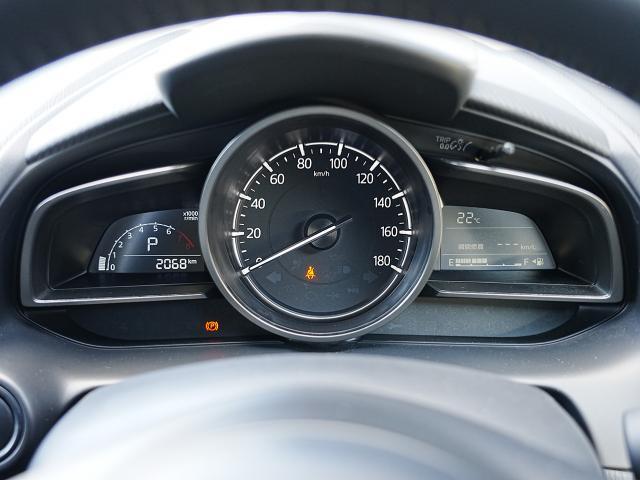 大型円形メーターを中心とし、左右にウィング状のディスプレイを配置したメーターパネル。ドライバーへ中心軸を意識させ、「どこまでも走っていきたい」と思わせてくれるデザインです。