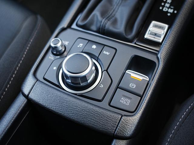 マツダコネクトを操作するコマンダーコントロールです。運転中に自然と手の触れる位置に配置されています。