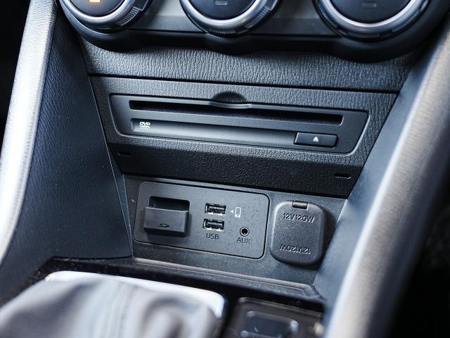 CD/DVDのほか、USB接続ポートにAUX端子を装備しています。スマートフォンやミュージックプレーヤーなどの接続に最適です。もちろんブルートゥース接続にも対応しています！