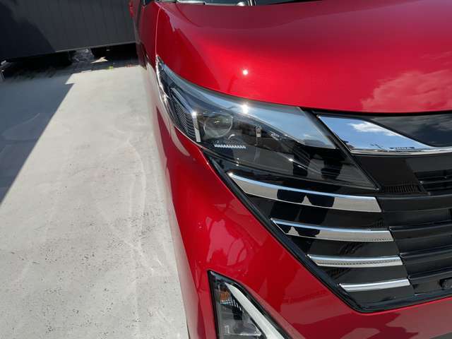 最新式はLEDヘッドランプですね。瞬時に明るい光が夜間の運転をぐっと楽にしてくれますよ。