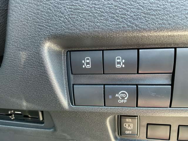 運転席のハンドル右奥側にまとめられたスイッチ群。一目で分かりやすく操作しやすいです。