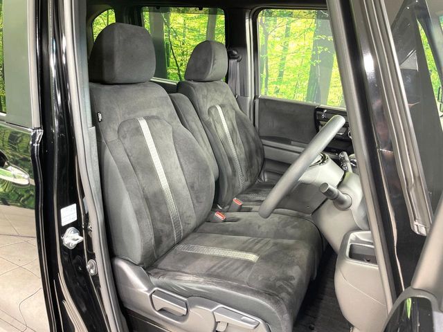 運転席まわりには十分なスペースがあり、大柄な方でもゆったり運転していただける環境です。