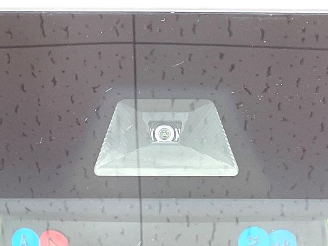 【ホンダセンシング】走行中に前方の車両等を認識し、衝突しそうな時は警報とブレーキで衝突回避と被害軽減をアシスト。より安全にドライブをお楽しみいただけます。