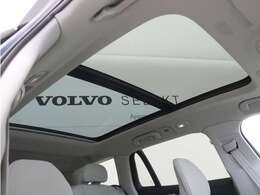 屋根一面まるごととも言える特大サイズのチルトアップ機構付電動パノラマ・ガラス・サンルーフ。晴天時はもちろん、雨天・曇天時にもブラインドを開けることで常に開放的な車内空間を実現させてくれます。