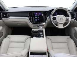 Google搭載/ETC2.0/360度カメラのフルセット搭載。9インチ・タッチスクリーン式センターディスプレイと、モード選択式の12.3インチデジタル液晶ドライバー・ディスプレイを装備。