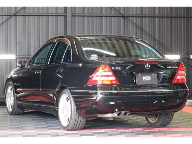 スポーティセダンに位置する中で、この車両はプレミアムモデルのC32AMGとなっております。