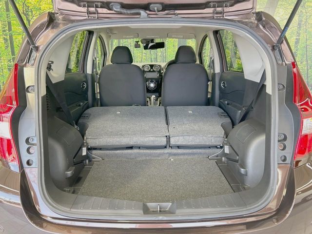 普段のお買い物や通勤、送迎等に十分な荷室スペースを確保しております。セカンドシートを倒すと、大きな荷物の積載も可能です♪
