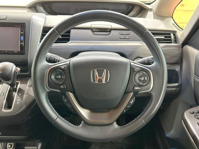 【純正革巻きステアリング】上質な革を使用することで、手にしっかり馴染みとても運転しやすいハンドルです♪