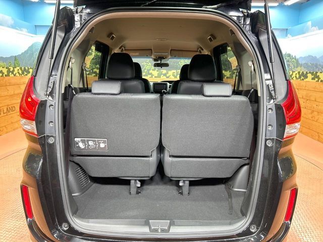 普段のお買い物や通勤、送迎等に十分な荷室スペースを確保しております。セカンドシートを倒すと、大きな荷物の積載も可能です♪