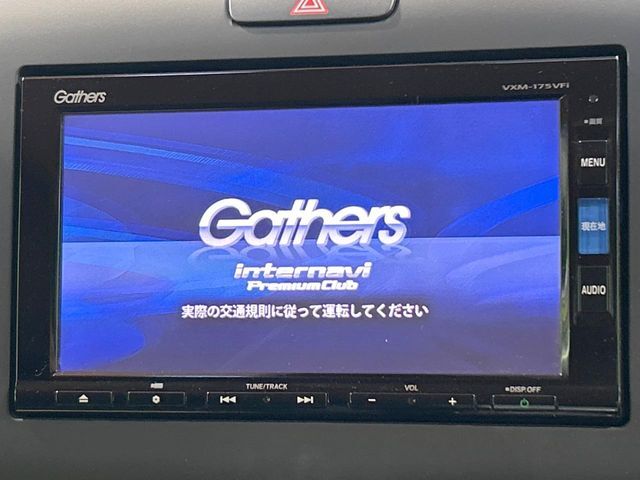 【純正ナビ】人気の純正ナビを装備しております。ナビの使いやすさはもちろん、オーディオ機能も充実！キャンプや旅行はもちろん、通勤や買い物など普段のドライブも楽しくなるはず♪