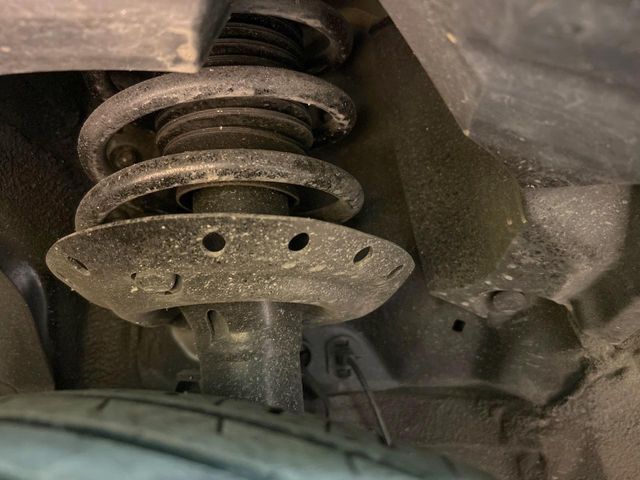 お車を安心してお乗りいただく為には、足回りの定期点検が欠かせません。サービスサポート（有償保証）では無料点検もご提供しており、安心のカーライフをお過ごしいただけるサポート体制が整っています。