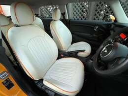 革調シートカバーが装着されており、高級感ある車内となっております！シートカバー自体にも綺麗や破れ等も見受けられずとても綺麗な状態となっております！