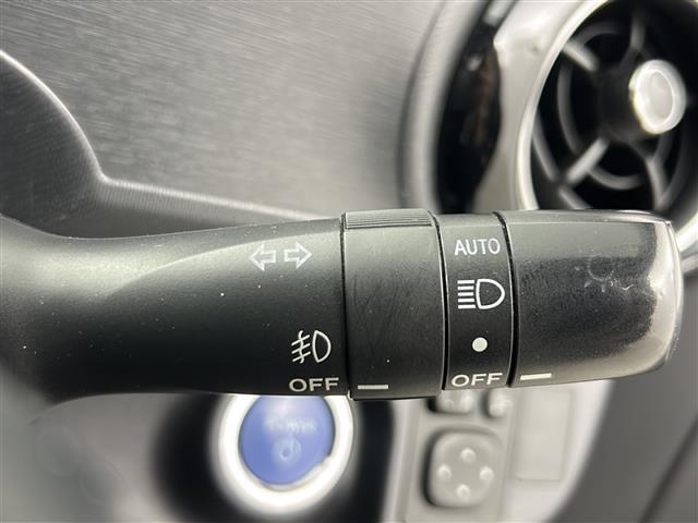 【オートライト（AUTO）】外の明るさをシステムが感知して、自動でヘッドライトが点灯します！ヘッドライトをつけ忘れを防ぐ便利機能です。