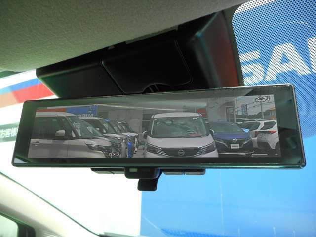 車両後部より後方が映るインテリジェントルームミラー。後ろに荷物を満載にしても、定員乗車でもルームミラーで見る視界は良好です！
