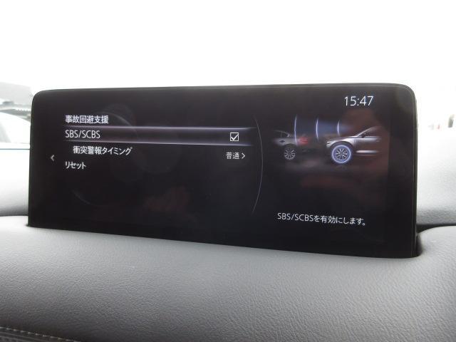 こちらのお車には先進安全装備が多数搭載されています。衝突被害を回避あるいは軽減するためのブレーキや、後方死角からの接近警報、車線逸脱を防止する警報装置など、詳しくはスタッフまでお尋ねください。