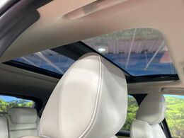 【サンルーフ】開放感たっぷりの希少装備、サンルーフが装着されています！車内に明かりを取り入れたり景色を楽しむ以外にも、車内の空気も簡単に換気できて快適です！
