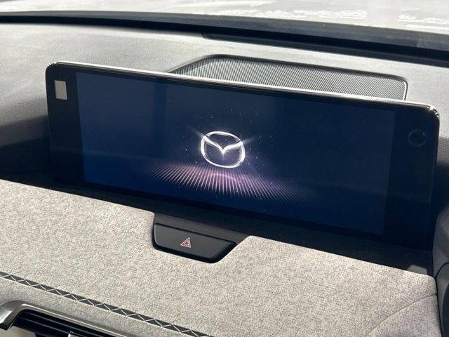 【12.3インチマツダコネクト】車内の雰囲気にマッチした大型ディスプレイ。スマホ接続でのナビ使用やBluetooth再生等、様々な機能が楽しめます。直感的なダイヤル操作が可能で、使い勝手も良好です。