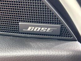 【BOSEサウンドシステム】メーカーオプションの高品位サウンドシステムを搭載。専用のチューニングが施された大小様々なスピーカーから良質なサウンドが奏でられ、臨場感あふれる音響空間を演出します。