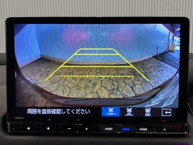 【バックカメラ】リバースにするだけで映ります、後方の安全確認や、狭い駐車場での車庫入れ、雨の日や夜間など視界の悪い時に便利です！安全にバックする為には欠かせない装備です。