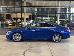 納車前整備はメーカー規定に基づき併設工場で入念に行います。メルセデス・ベンツ指定のツールと技術を用い、メーカーの研修を受けたメカニックがお客様のお車を整備いたします。神奈川運輸支局指定整備工場です。
