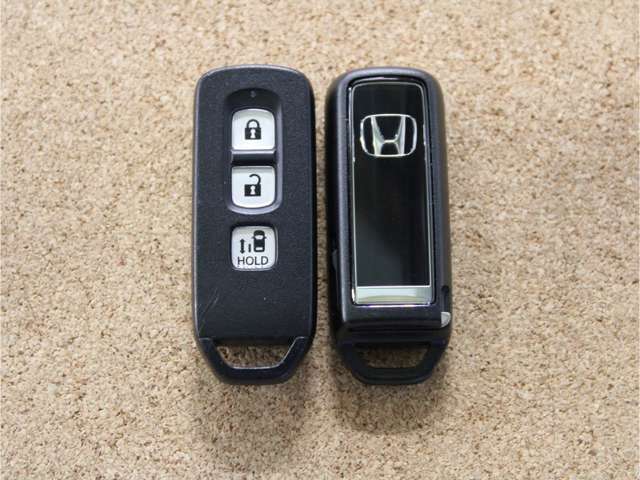スマートキーが付きます。携帯しているだけでドアの施錠・開錠、IGのON・OFFができて便利です。