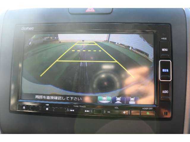 バックカメラを搭載しておりガイドラインも表示されますので車庫入れも安心ですね♪