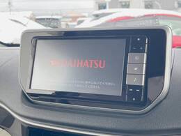 【純正ナビ】人気の純正ナビを装備しております。ナビの使いやすさはもちろん、オーディオ機能も充実！キャンプや旅行はもちろん、通勤や買い物など普段のドライブも楽しくなるはず♪
