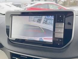 【バックカメラ】駐車時に後方がリアルタイム映像で確認できます。大型商業施設や立体駐車場での駐車時や、夜間のバック時に大活躍！運転スキルに関わらず、今や必須となった装備のひとつです！