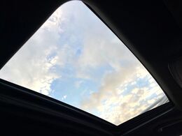 【ムーンルーフ】開放感たっぷりの希少装備、ムーンルーフが装着されています！車内に明かりを取り入れたり景色を楽しむ以外にも、車内の空気も簡単に換気できて快適です！