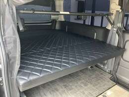 4WD/ナビTV/アラウンドビューモニター/コーナーセンサー/フリップダウンモニター/ベッドキット/片側パワースライドドア/天井スピーカー/フロントスポイラー/社外アルミ/JAOSマッドフラップ