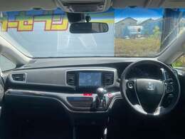 運転廻りの画像です！操作スイッチ類もキレイな状態です。専門スタッフが内外装を清掃・きめ細かい箇所までクリーニングしています。
