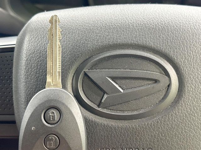 【キーレス】少し離れた場所からでもボタン一つでドアの開錠・施錠ができるのでとっても便利！ドアの鍵穴周りに傷をつけることもありません♪