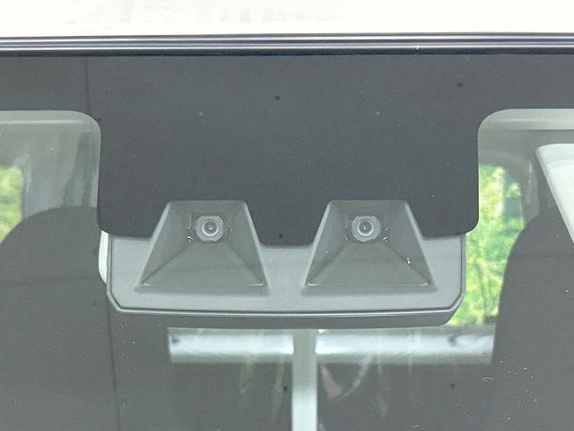 【スマートアシスト】走行中に前方の車両等を認識し、衝突しそうな時は警報とブレーキで衝突回避と被害軽減をアシスト。より安全にドライブをお楽しみいただけます。