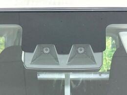 【スマートアシスト】走行中に前方の車両等を認識し、衝突しそうな時は警報とブレーキで衝突回避と被害軽減をアシスト。より安全にドライブをお楽しみいただけます。