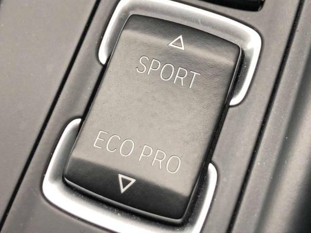 ●BMWモードセレクト：スポーツモードではダイナミックな走りを。ECO　PROモードでは、エンジンレスポンスやシフトタイミングの最適化に加え、エアコンの作動も効率的に制御し、燃料消費量を抑制します。