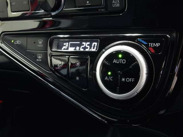 車内の温度管理に便利なオートエアコン☆