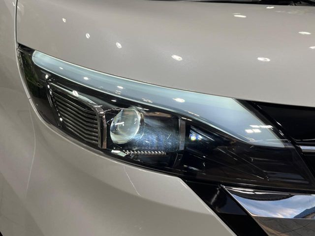 【LEDヘッドライト】悪天候や夜間走行時も良好な視界を確保し安心して運転できる高輝度LEDヘッドライトを装備！点灯速度が早く、消費電力も抑えられています。