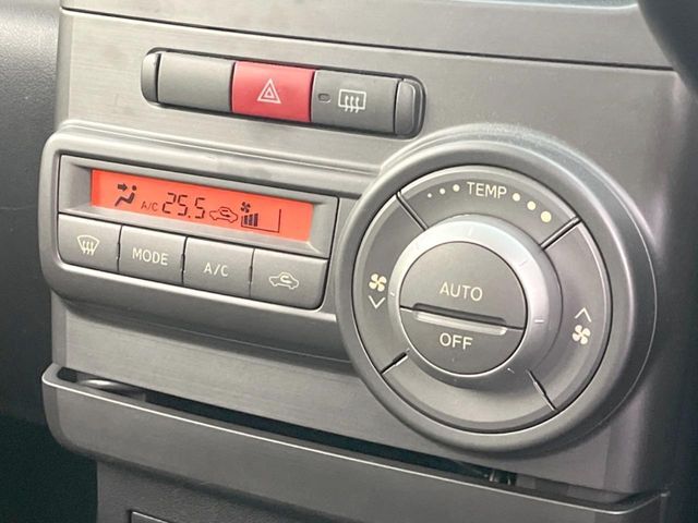 【オートエアコン】一度お好みの温度に設定すれば、車内の温度を検知し風量や温度を自動で調整。暑い…寒い…と何度もスイッチ操作をする必要はありません。快適な車内空間には必須の機能ですね♪