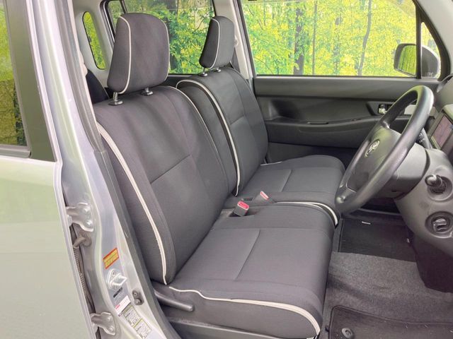 運転席シート廻りは使用感も少なく、良好な状態となっています。前オーナー様が丁寧に使っていたことがよくわかりますね。