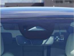 【フォワードセンシングカメラ】夜間走行時に前方の状況を判断したり、車線表示を検知したりします。