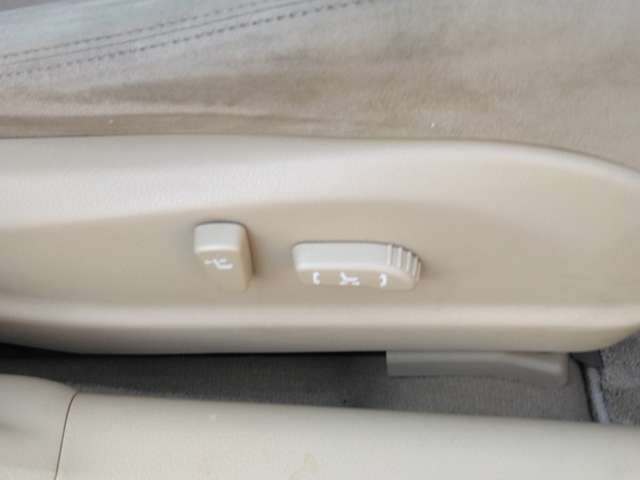 運転席パワーシート。