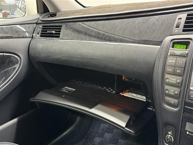 【グローブボックス】車検証、サングラスやCDなど小さい荷物が収納できるので車内を綺麗に整頓できますね。