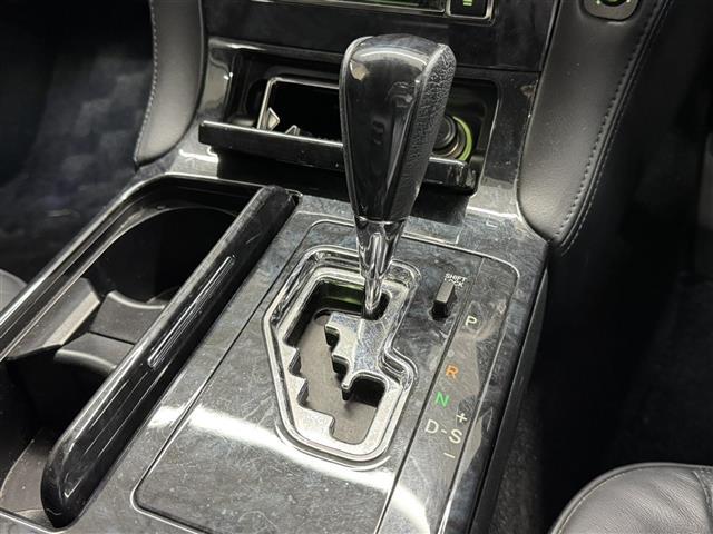 【フロアシフト】直感的な操作性や手に取りやすいレバー位置が特徴です。M/Tモードはスポーティな加速からエンジンブレーキにまで幅広く使えます。