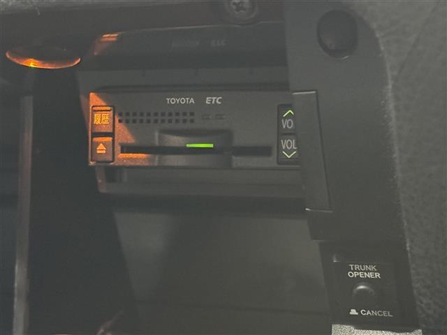 【ETC】ETC車載器がビルトインで装備されています。有料道路の乗り降り時に停車することなくスマートに乗り入れが可能になったり、割引を受けることができる嬉しい装備です。