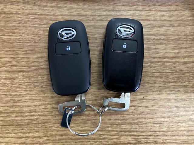 【スマートキー】　カードキーを携帯していれば、ドアハンドルのボタンを押すだけで、ロックの解除ができます