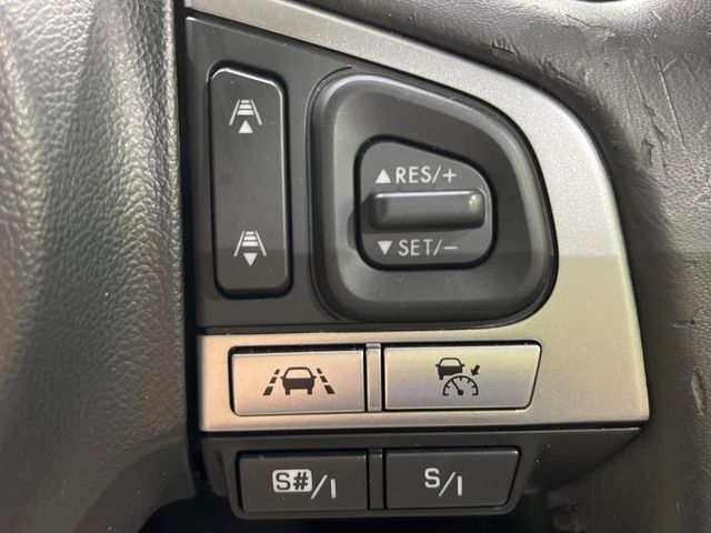 【全車速追従機能付クルーズコントロール】高速道路での長距離走行が楽に！！自動で速度を保つクルーズコントロールが、衝突軽減システムと連携し、前方の車両を感知して車間を保つように速度調節してくれます！！